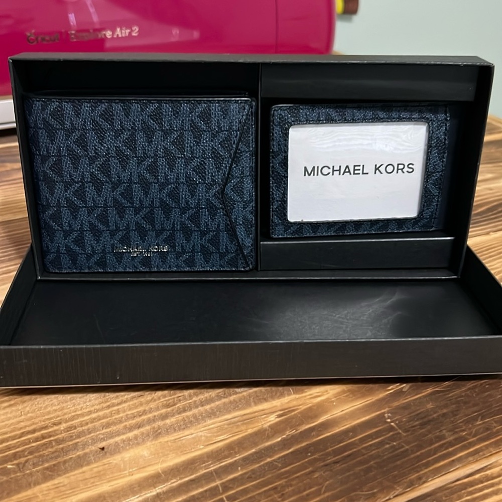 Michael Kors men’s wallet. Navy & black logo. NWT.